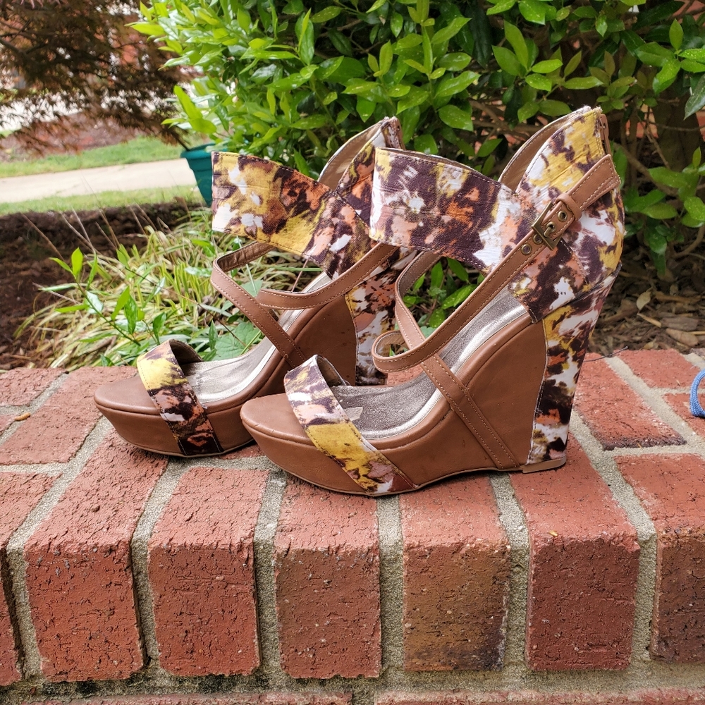 Shi by Journey Wedges - Picture 2 of 9